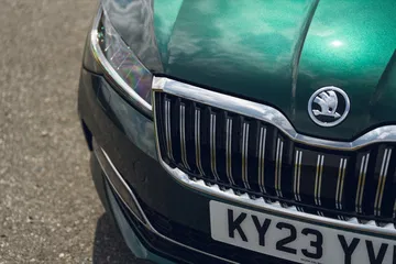 Vista parcial del frente del Skoda Superb destacando la parrilla.