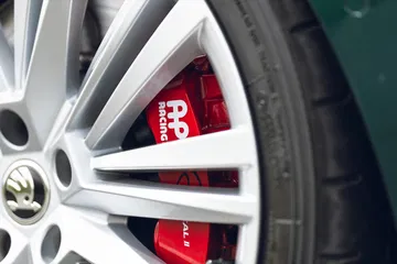 Detalle freno de alto rendimiento Skoda Superb, muestra su potencial oculto.