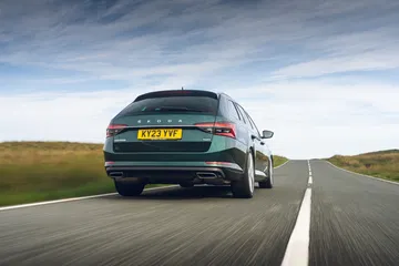 Vista trasera y lateral de un Skoda Superb con sorprendentes 477 CV ocultos bajo su discreta carrocería.