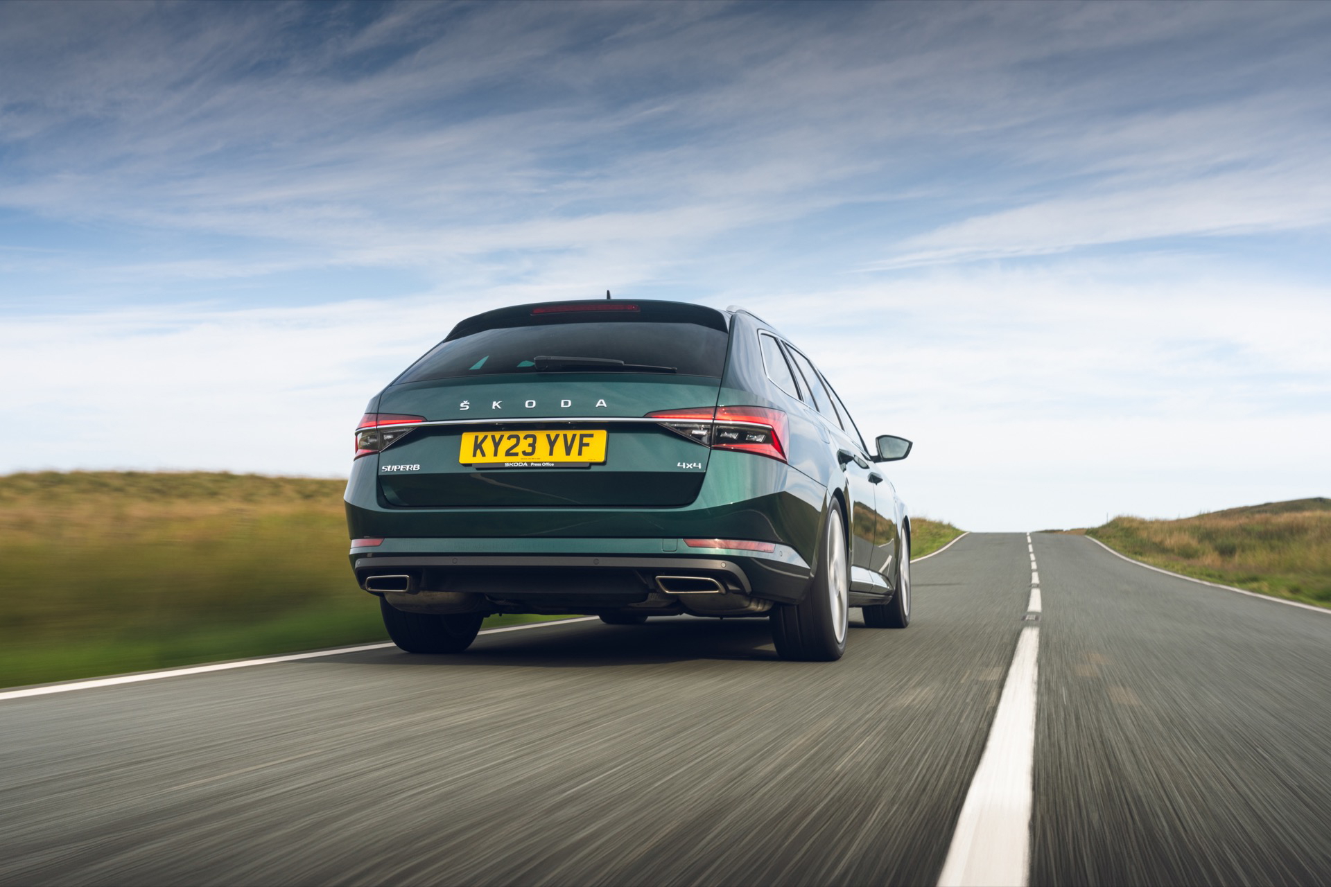 Vista trasera y lateral de un Skoda Superb con sorprendentes 477 CV ocultos bajo su discreta carrocería.