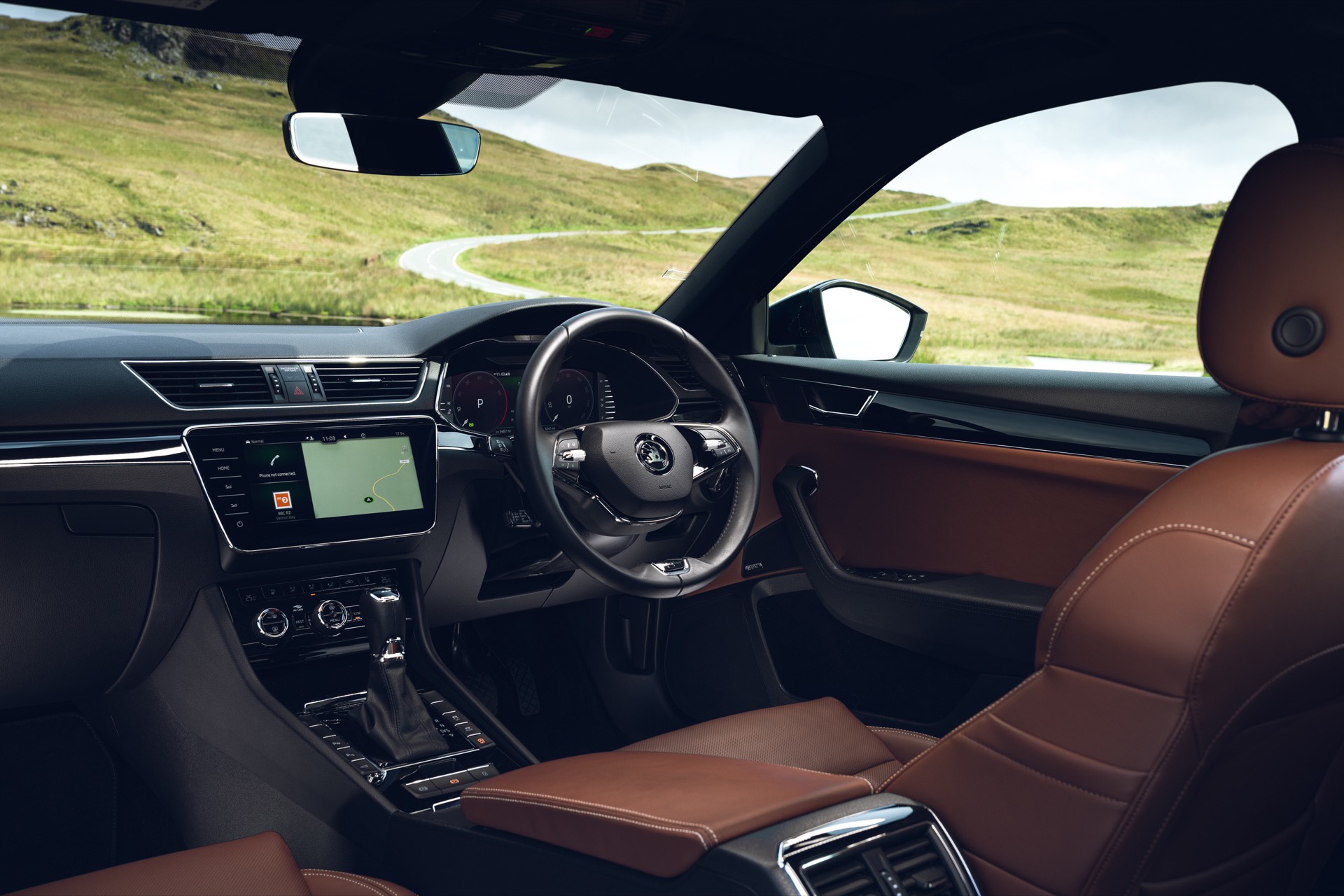 Un vistazo al habitáculo revela materiales de calidad y una ergonomía pensada para el confort.