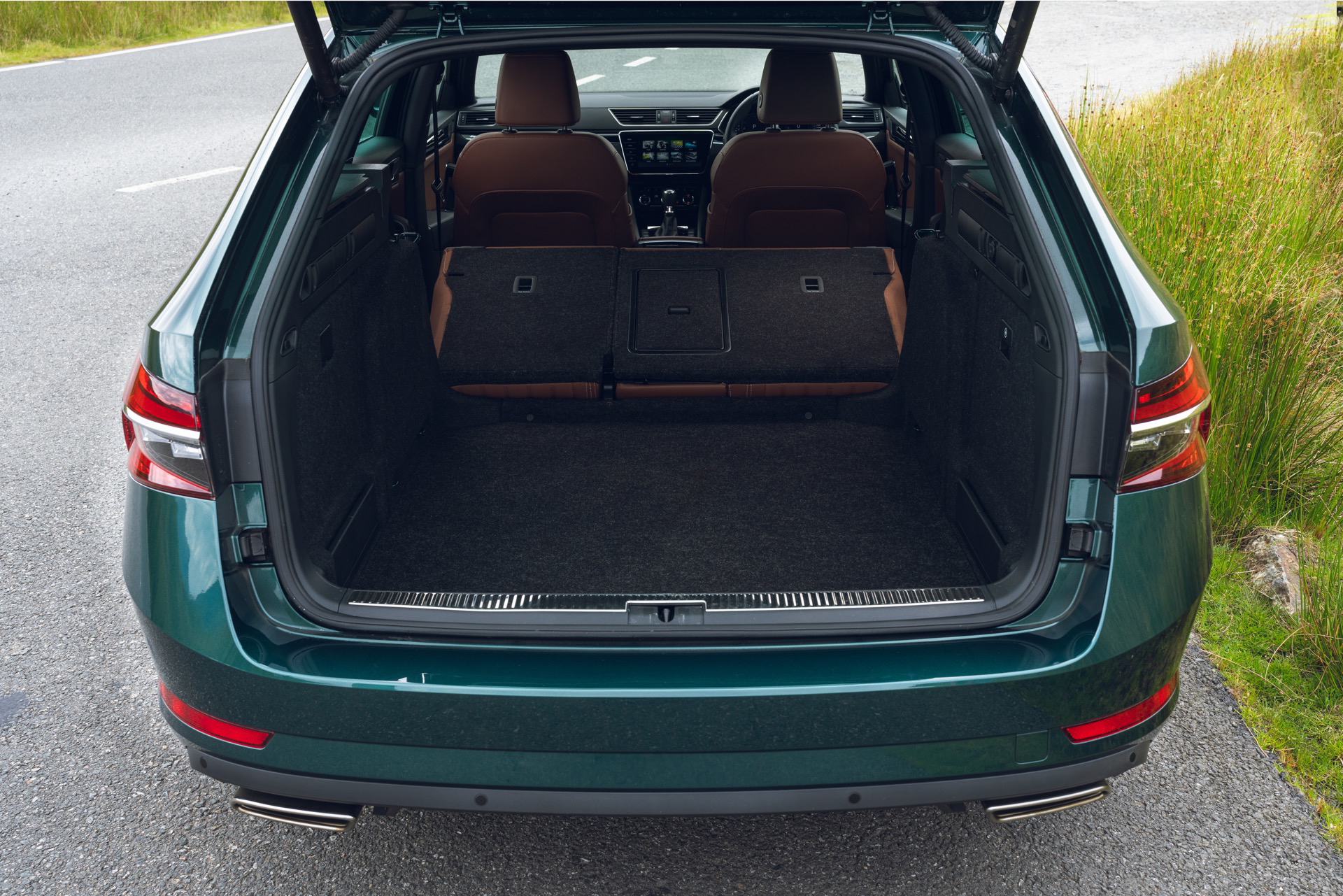 Vista trasera del Skoda Superb con el maletero abierto revelando su capacidad.