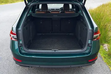 Skoda Superb oculta un corazón de alta potencia bajo una estética sobria.