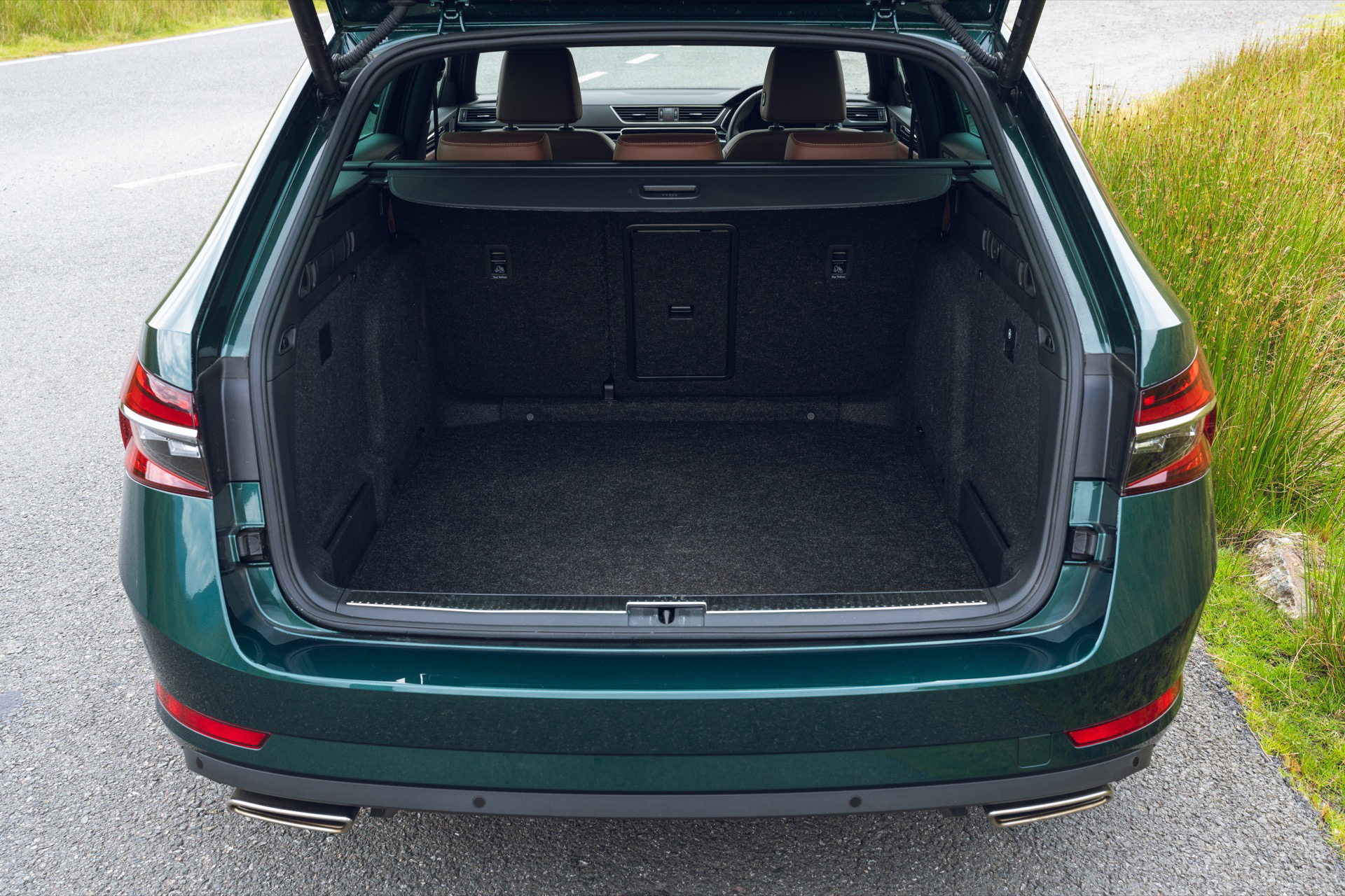 Skoda Superb oculta un corazón de alta potencia bajo una estética sobria.