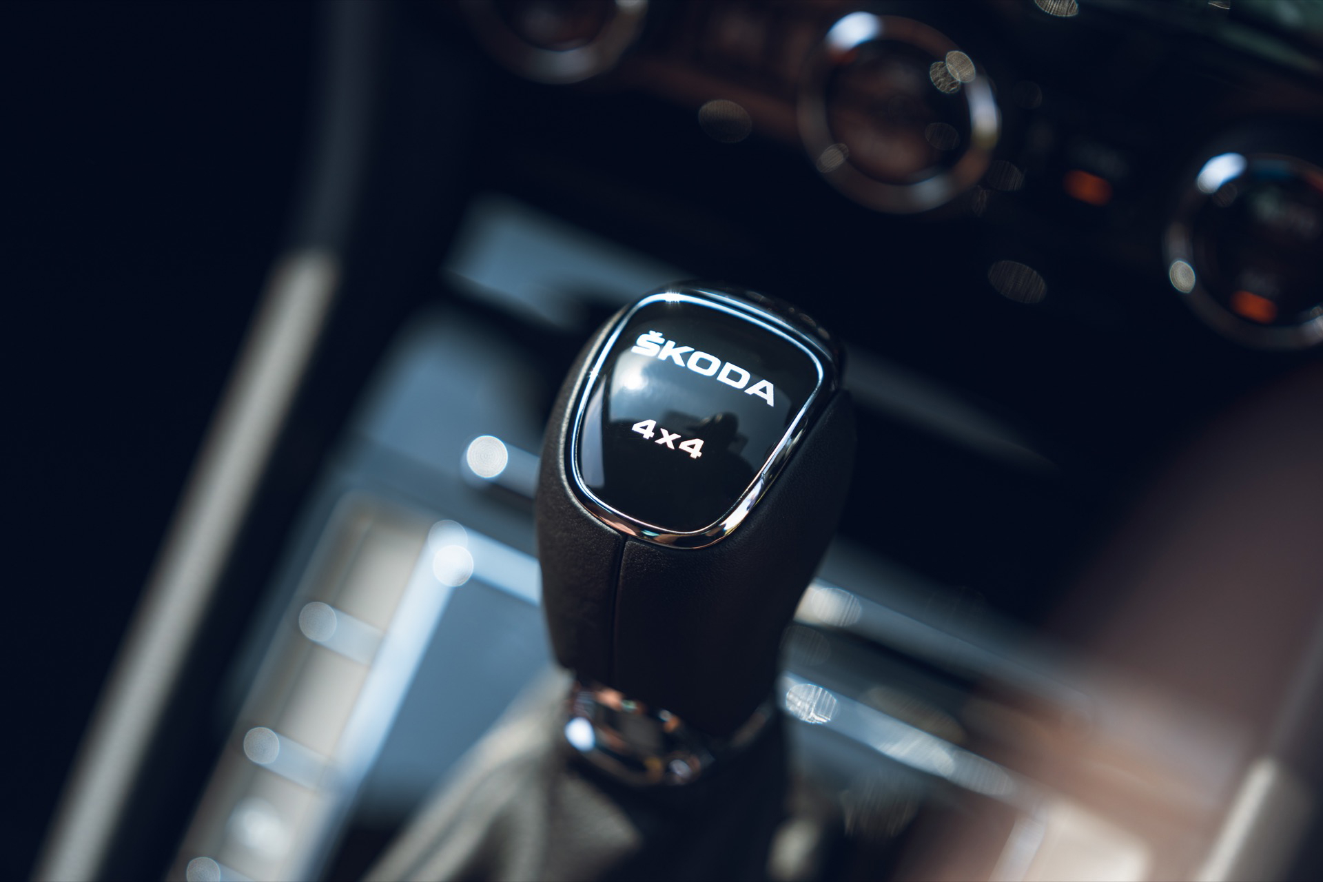 Palanca de cambios de un Skoda Superb con insignia vRS, sugiriendo altas prestaciones.