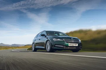 Skoda Superb con estética discreta pero 477 CV bajo el capó.