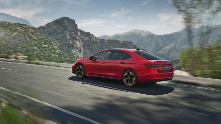 El Skoda Superb Sportline muestra su dise&ntilde;o afilado y deportivo con acabado en rojo vibrante.