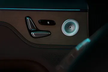 Vista de detalle de los controles de ajuste de asientos del Smart SUV