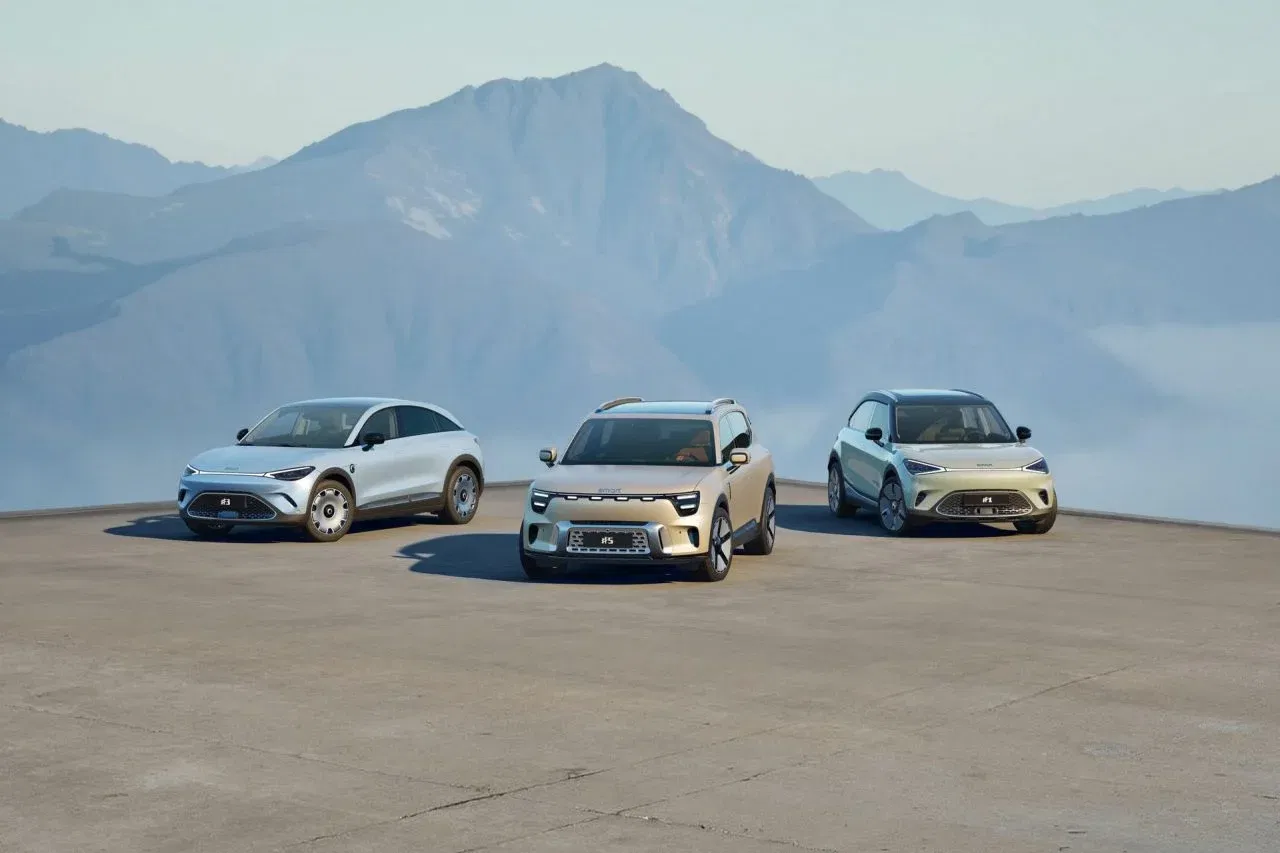 Vista lateral del nuevo SUV eléctrico de smart, destacando su perfil robusto y moderno.