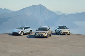 Vista lateral del nuevo SUV eléctrico de smart, destacando su perfil robusto y moderno.