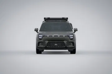 Vista frontal del smart SUV aventurero, mostrando diseño y rasgos distintivos.