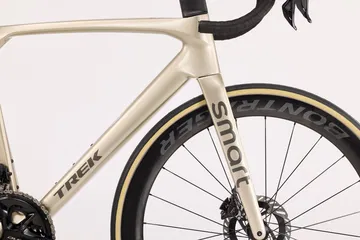 Vista lateral de un SUV Smart enfocado en el diseño y la aventura.