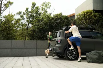 Vista lateral del nuevo Smart SUV eléctrico en entorno urbano