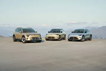 Vista frontal y lateral de la nueva gama SUV eléctrica de smart.