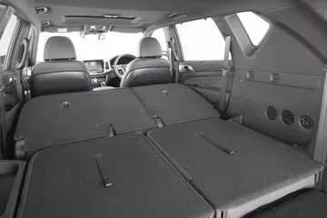 Imagen del maletero del KGM Rexton 2024, resalta su capacidad de 820 l.