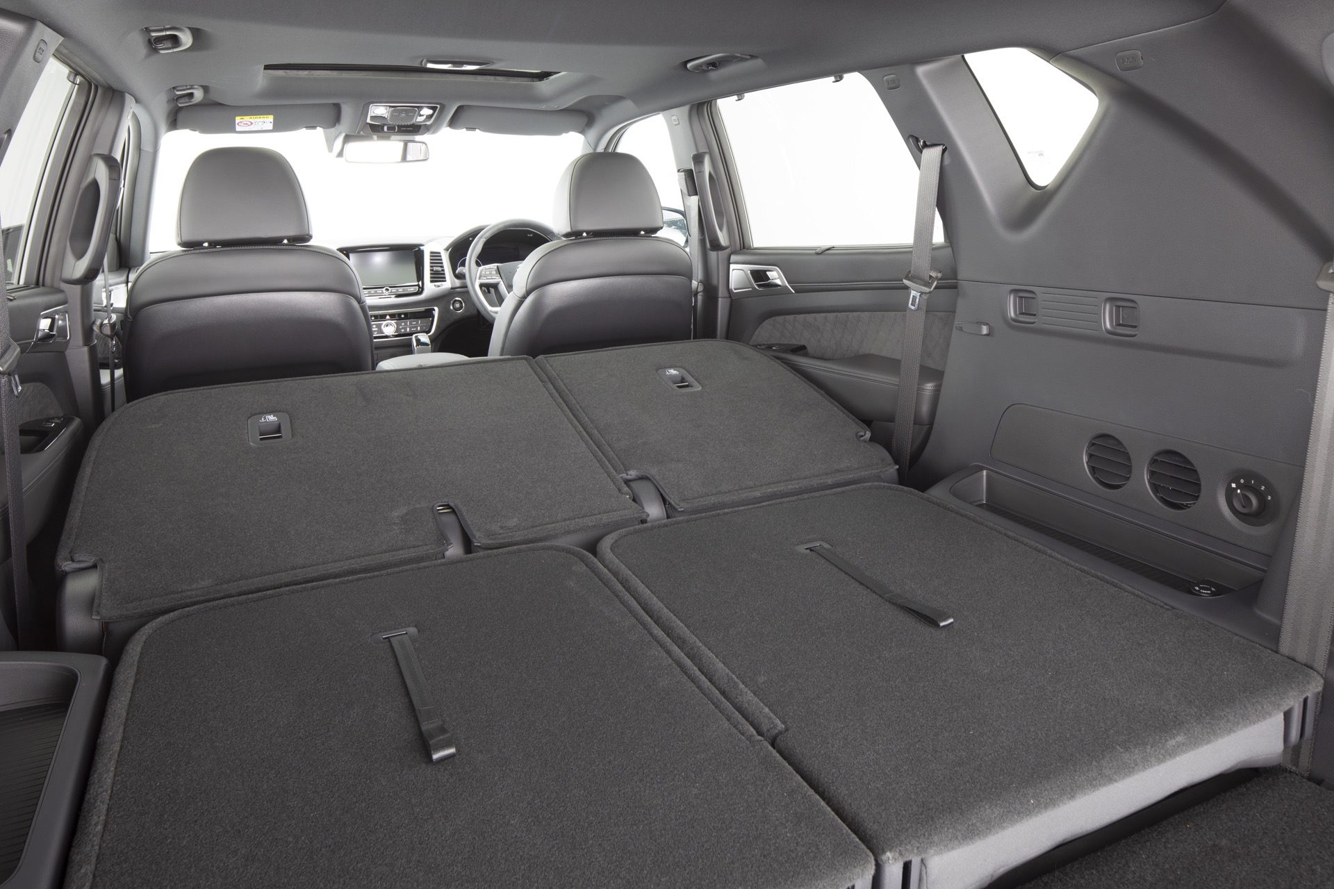 Imagen del maletero del KGM Rexton 2024, resalta su capacidad de 820 l.