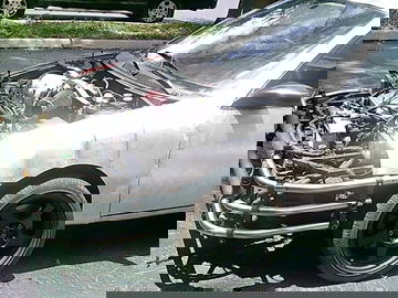 Vista delantera y lateral de un Suzuki Cultus modificada con dos motores.