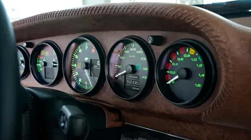 Vista cercana del tablero de instrumentos del Ruf Rodeo, con un diseño clásico y elegante.