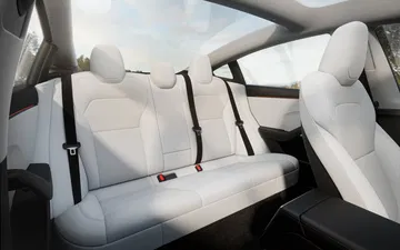 Elegante diseño de los asientos traseros del Tesla Model 3.