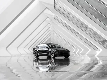 Vista dinámica y elegante del Tesla Model 3 Performance en túnel