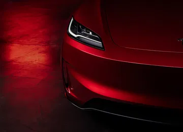 Vista sutil y elegante de la trasera del Tesla Model 3 Performance.