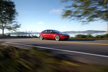 Tesla Model 3 rojo en movimiento, reflejo de la nueva normativa europea.