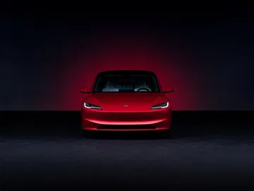 Vista frontal del Tesla Model 3 resaltando su diseño distintivo y minimalista.