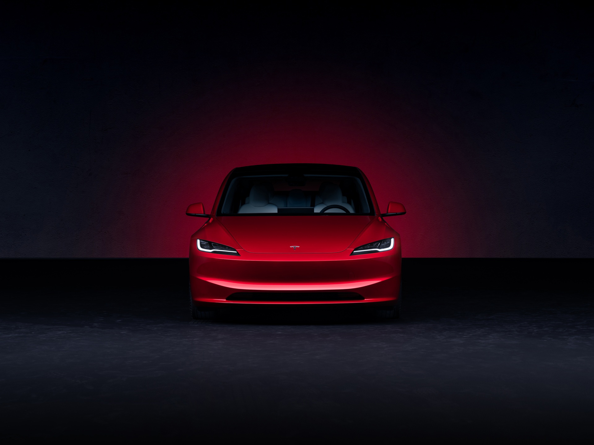 Vista frontal del Tesla Model 3 resaltando su diseño distintivo y minimalista.