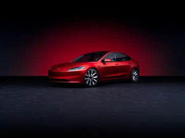 Tesla Model 3 en vista lateral, destacando su diseño aerodinámico y moderno