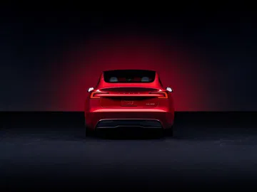Perspectiva trasera del Model 3 iluminado, destacando su diseño sofisticado.