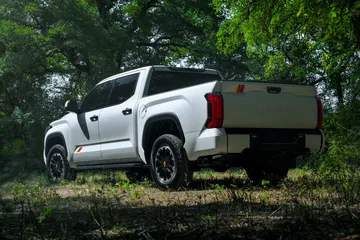 Vista lateral del Toyota Tundra TRD Rally, imponente en terrenos off-road.