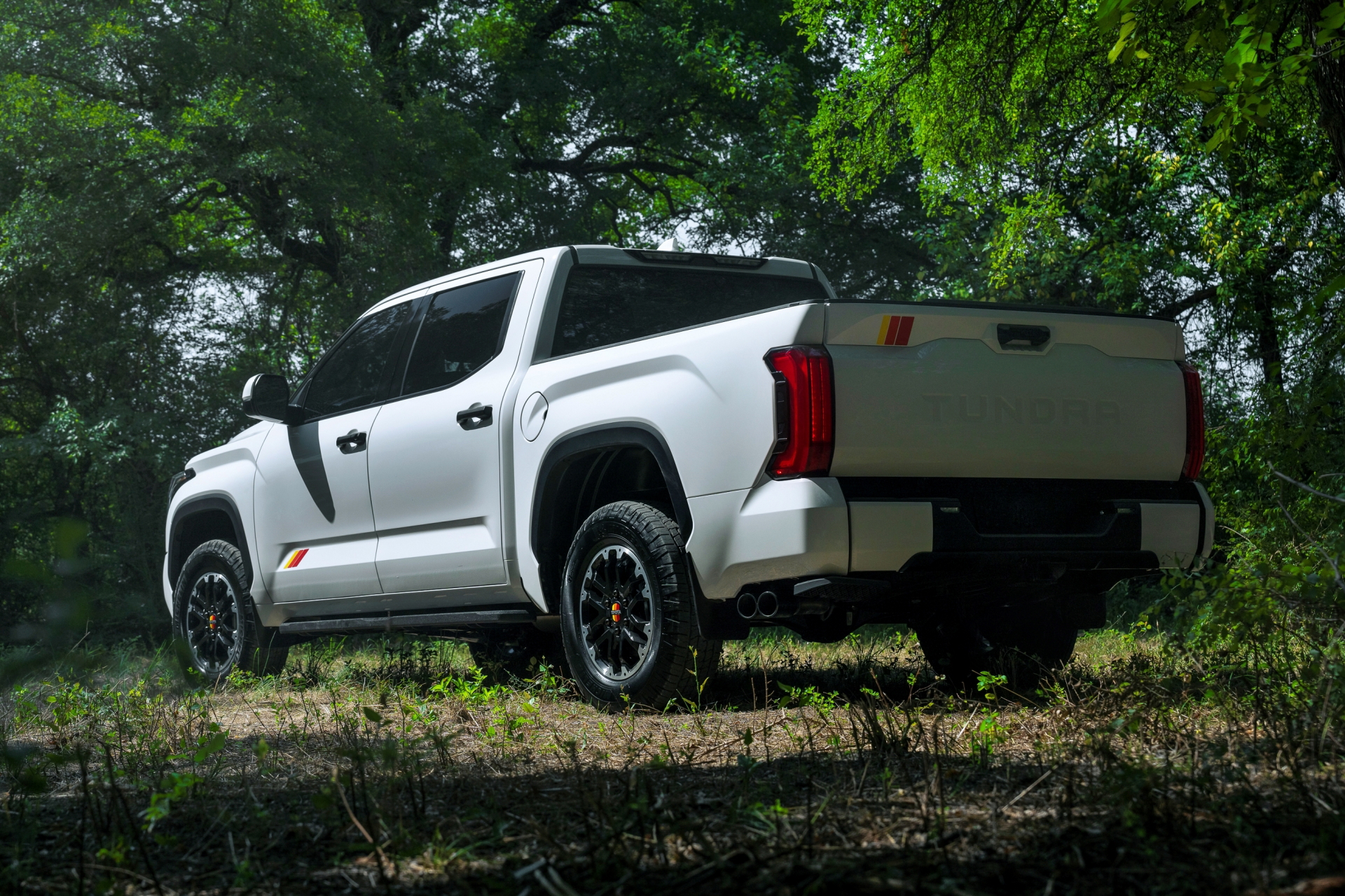 Vista lateral del Toyota Tundra TRD Rally, imponente en terrenos off-road.