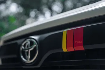 Detalle insignia TRD en Toyota Tundra, sinónimo de capacidad off-road.