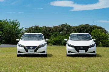 Dos Nissan con un revestimiento innovador que reduce la temperatura interior.