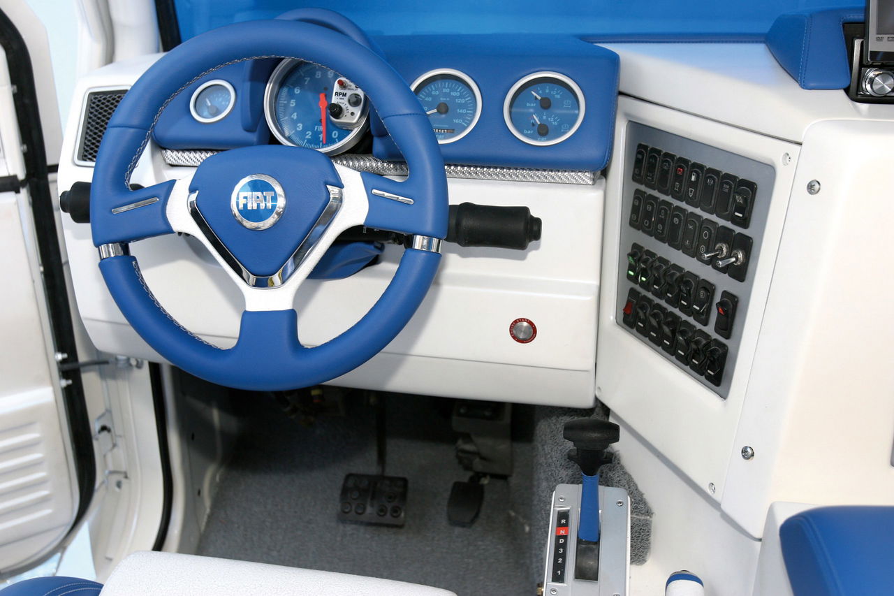 Volante e instrumentación del Fiat Oltre, con diseño funcional y robusto.