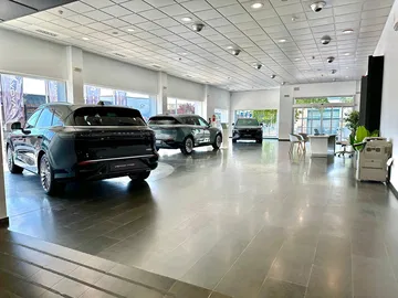 Vista lateral de un SUV de Voyah en exposición