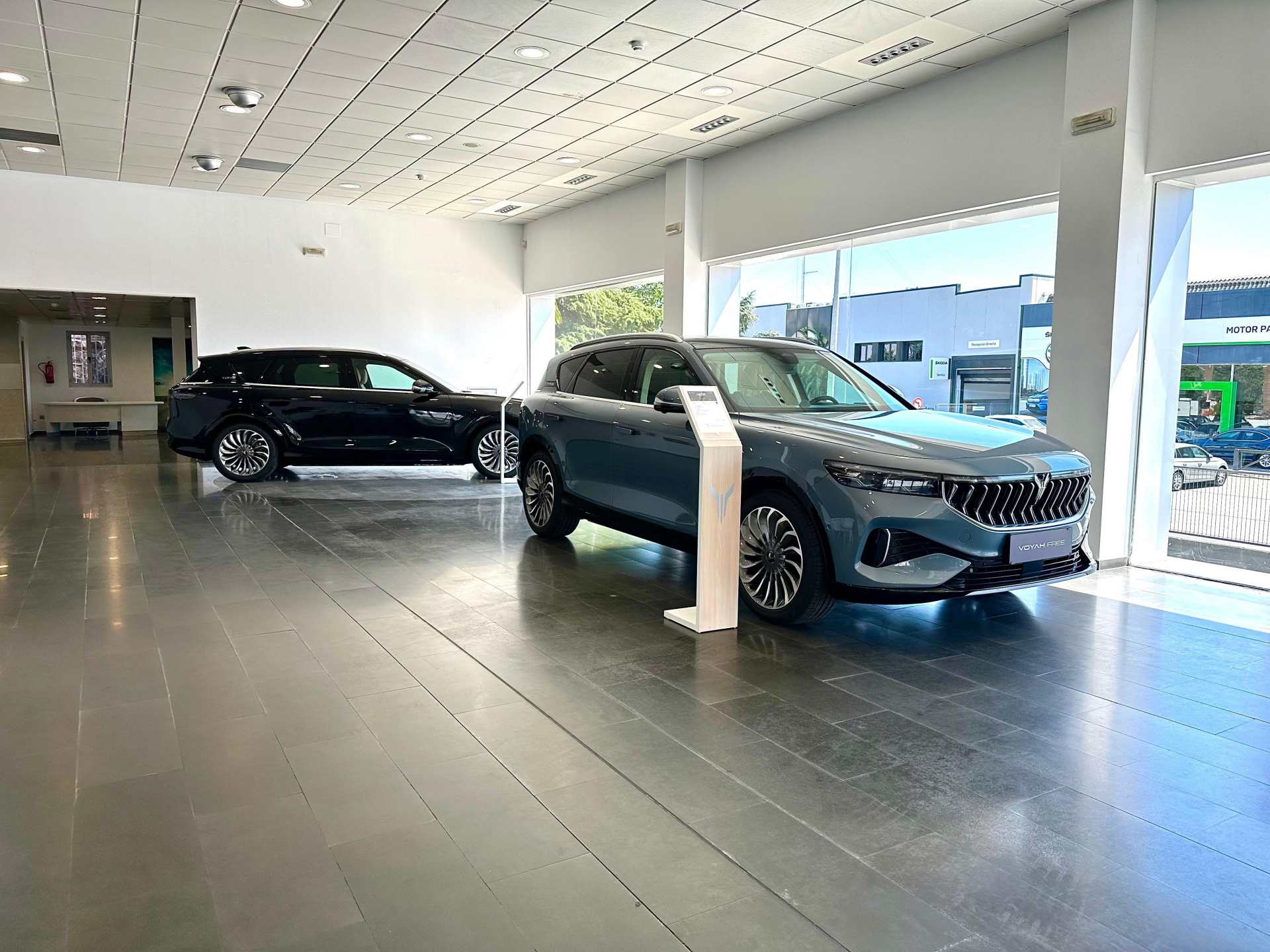 Vista lateral de un SUV de Voyah lista para su análisis.