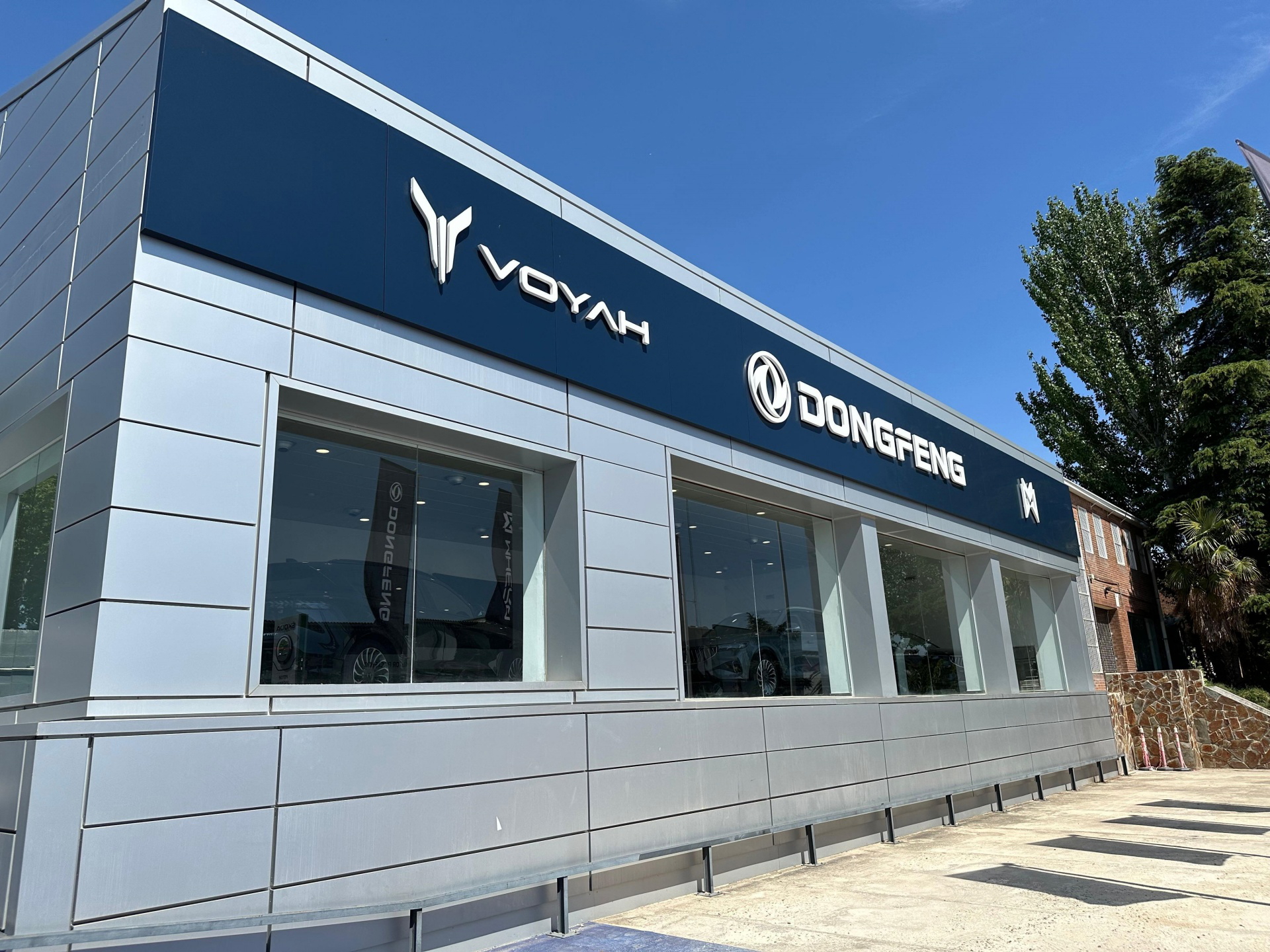 Vista lateral de la concesionaria Voyah en Castellana.