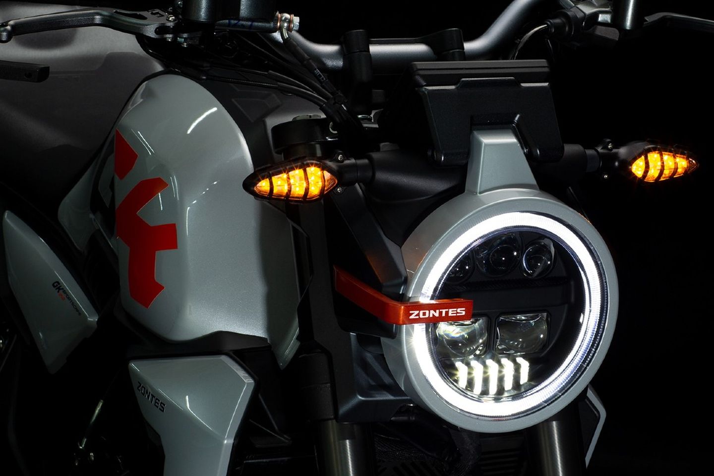 Vista lateral y detalles de diseño de la Zontes GK350 2024.