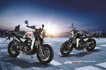 Scrambler con estética cyberpunk, ideal para aficionados con licencia A2 buscando estilo y potencia. Scrambler con estética cyberpunk, ideal para aficionados con licencia A2 buscando estilo y potencia.