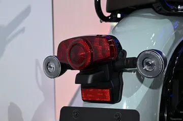 Detalle preciso de la iluminación trasera de una motocicleta Honda con estética retro.