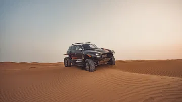 El MINI JCW Rally 3.0i despliega su poder en las dunas del Dakar.