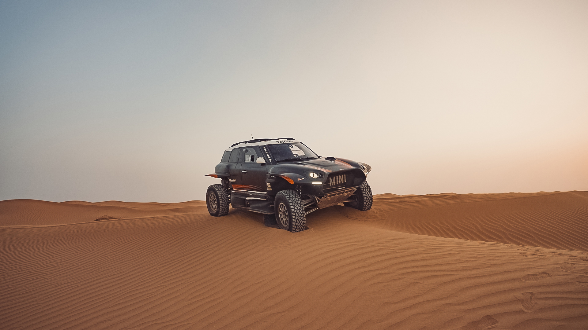El MINI JCW Rally 3.0i despliega su poder en las dunas del Dakar.