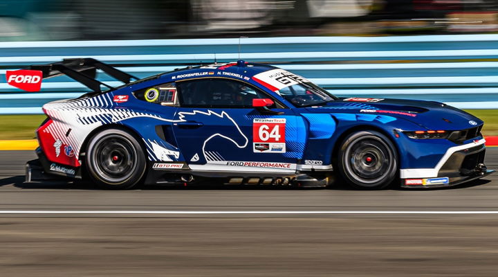 Ford Mustang de Multimatic Motorsport en competencia, vista dinámica lateral