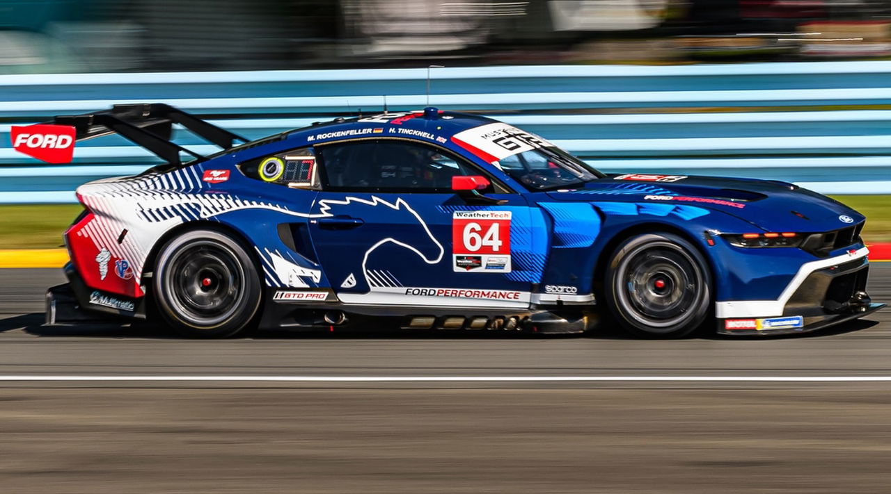 Ford Mustang de Multimatic Motorsport en competencia, vista dinámica lateral