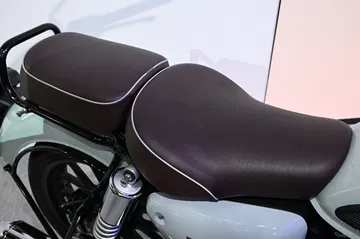 Asiento de cuero con costuras artesanales adornando esta moto retro Honda.
