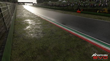 Vista lateral del circuito en Assetto Corsa Evo, iluminación y detalle realistas.