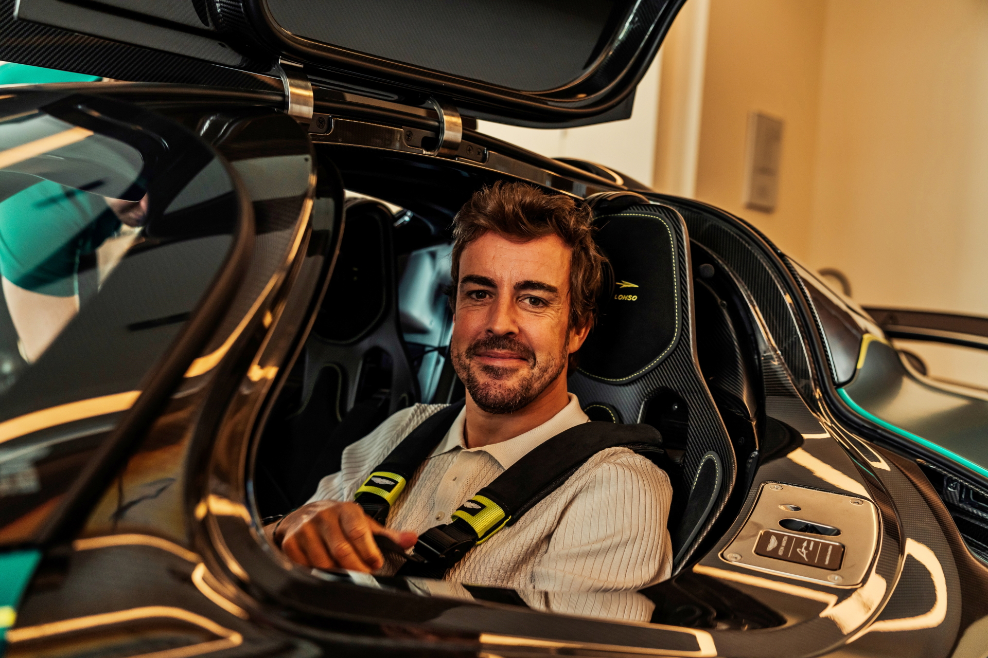 Fernando Alonso al volante de su Aston Martin Valkyrie, pura exclusividad.