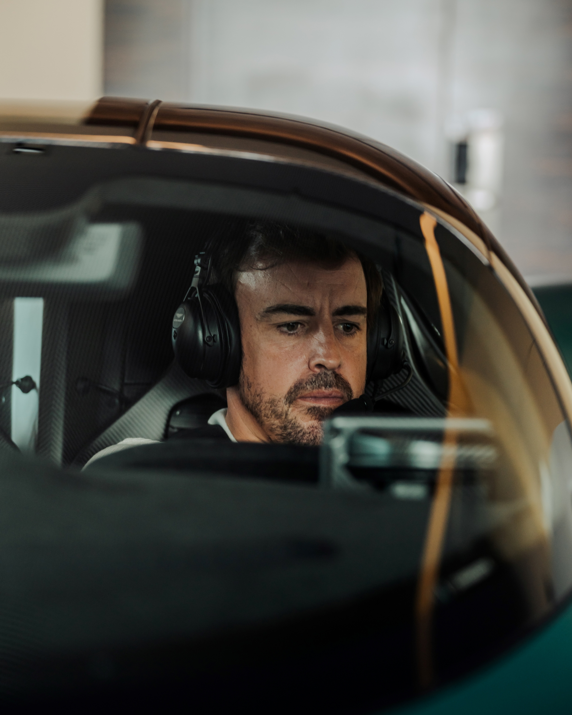 Vista interna con Fernando Alonso al volante del Aston Martin Valkyrie.