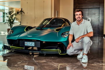 Vista delantera y lateral del Aston Martin Valkyrie junto a Fernando Alonso. Vista delantera y lateral del Aston Martin Valkyrie junto a Fernando Alonso.